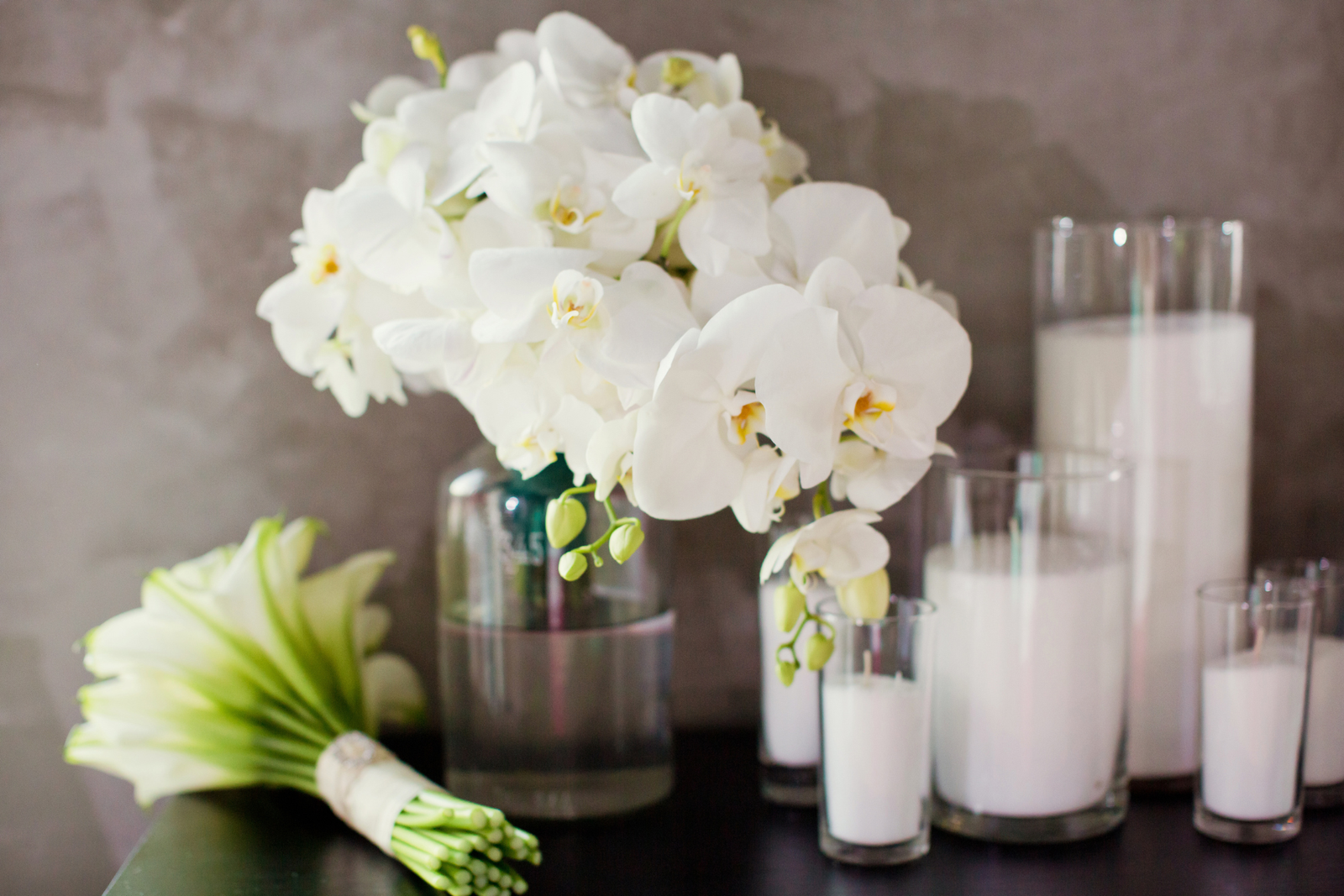 Jarrón de orquideas blancas decorativas
