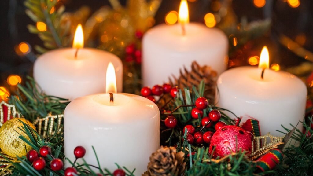 corona de adviento con sus 4 velas y decoración en rojo