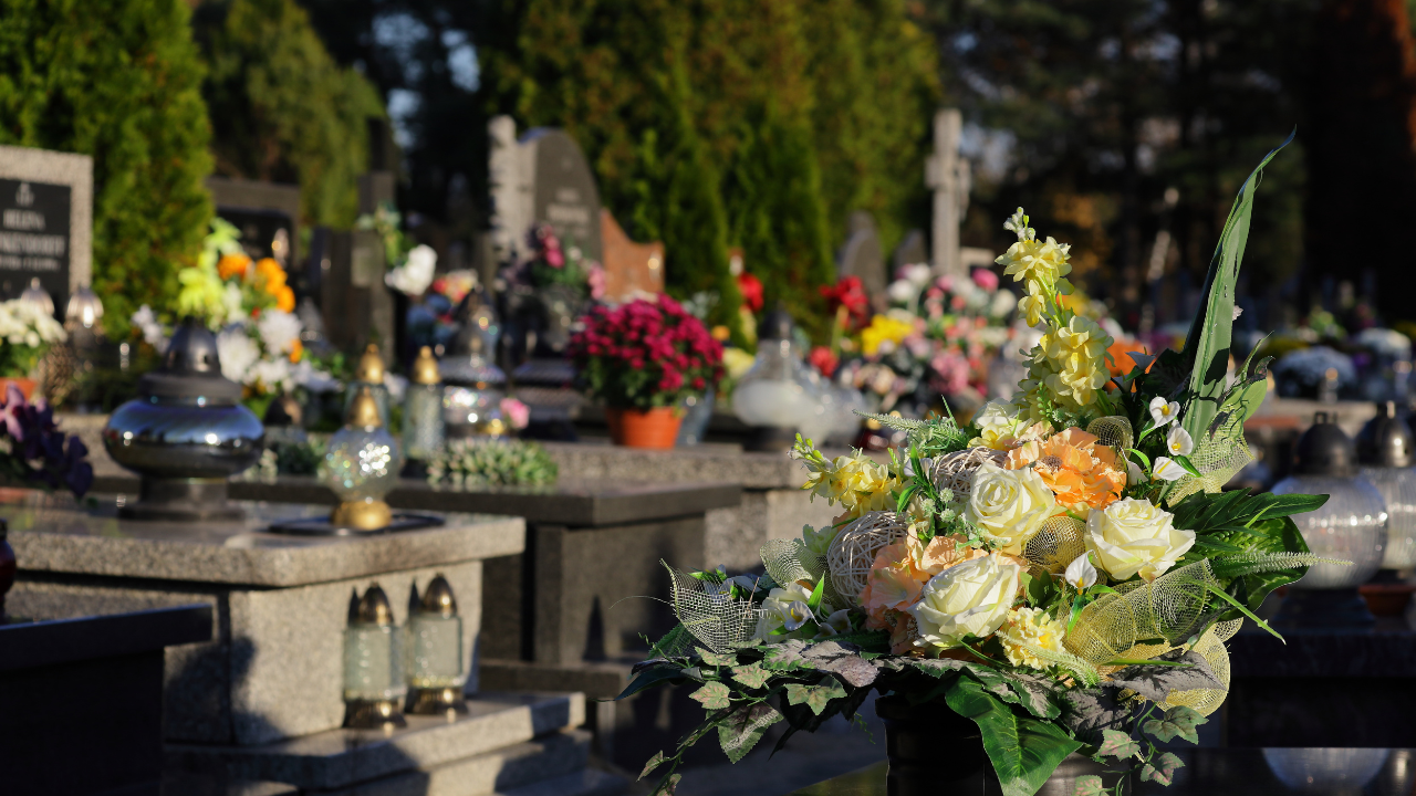 Qué significan las flores en el dia de todos los santos