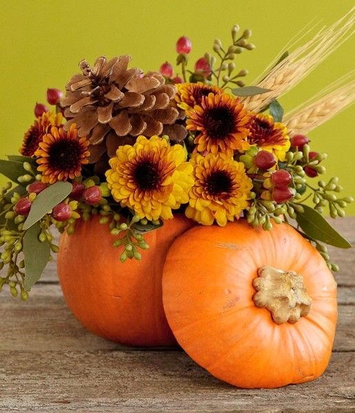 Decoración floral con calabaza para Halloween