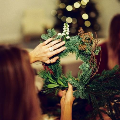Taller de Coronas Navideñas para Puerta - L' Era Atelier Floral Taller de Coronas Navideñas para Puerta - Imagen 2