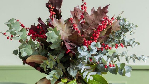 Taller de Ramos de Navidad | Aprende a hacer tu Ramo Navideño - L' Era Atelier Floral Taller de Ramos de Navidad | Aprende a hacer tu Ramo Navideño - Imagen 3