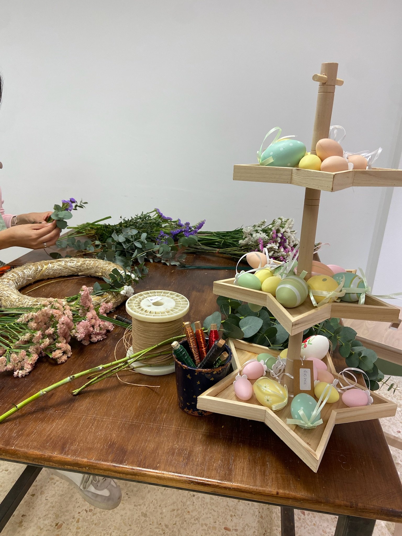 TALLER DE CORONAS DE PASCUA - Crea tu propia corona de Pascua  Tradición floral de primavera - Imagen 5