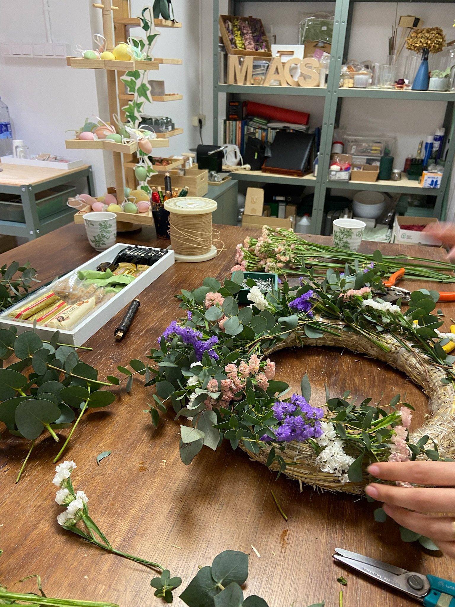 TALLER DE CORONAS DE PASCUA - Crea tu propia corona de Pascua  Tradición floral de primavera - Imagen 6