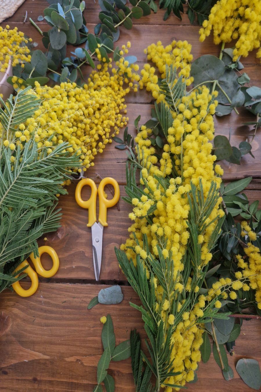 Taller de Coronas de Mimosa - Crea tu propia corona de flor de Mimosa - L' Era Atelier Floral Taller de Coronas de Mimosa - Crea tu propia corona de flor de Mimosa - Imagen 3