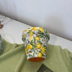Taller creativo en Sant Cugat decorando macetas de terracota con decoupage botánico