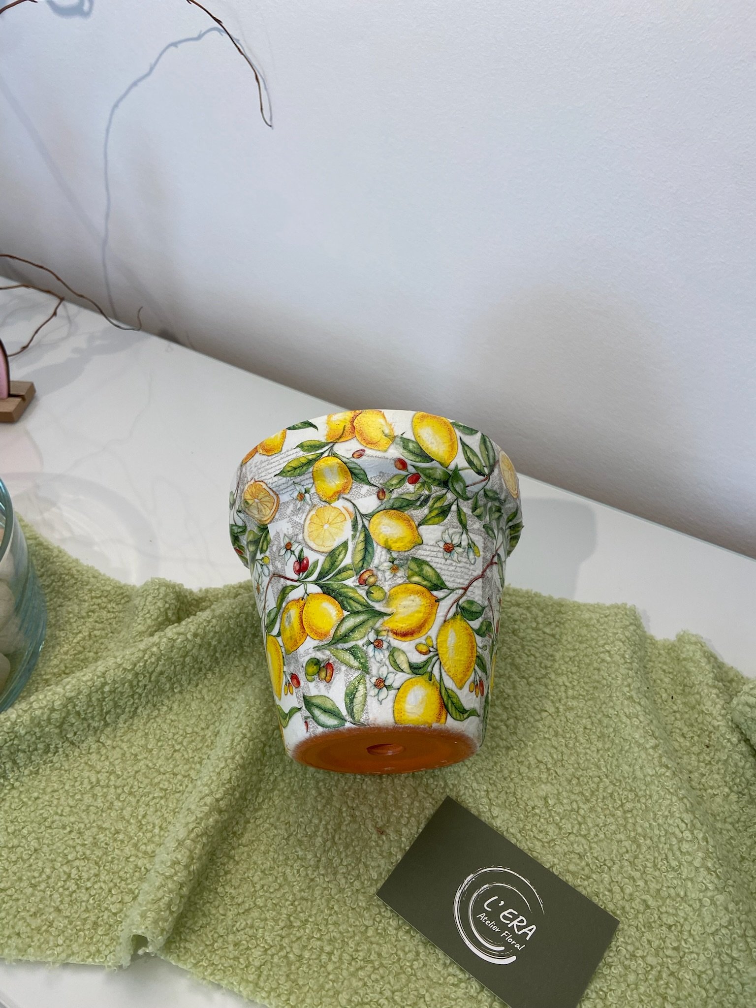 Decoupage Botánico - Decora tu propia maceta de terracota inspirada en el verano mediterráneo - L' Era Atelier Floral Taller creativo en Sant Cugat decorando macetas de terracota con decoupage botánico