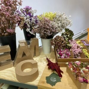 Inicial floral decorada con flores en taller creativo de L'Era Atelier Floral en Sant Cugat