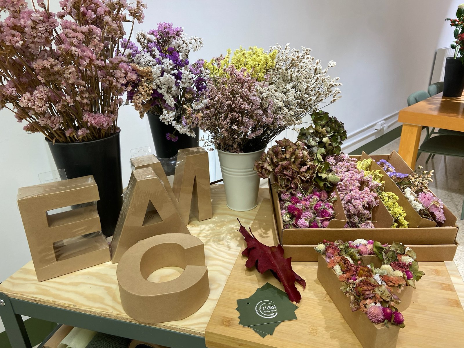 Inicial Floral & Summer Drinks - Taller de Inicial Floral – Crea tu letra con flores y mucho estilo - L' Era Atelier Floral Inicial floral decorada con flores en taller creativo de L'Era Atelier Floral en Sant Cugat