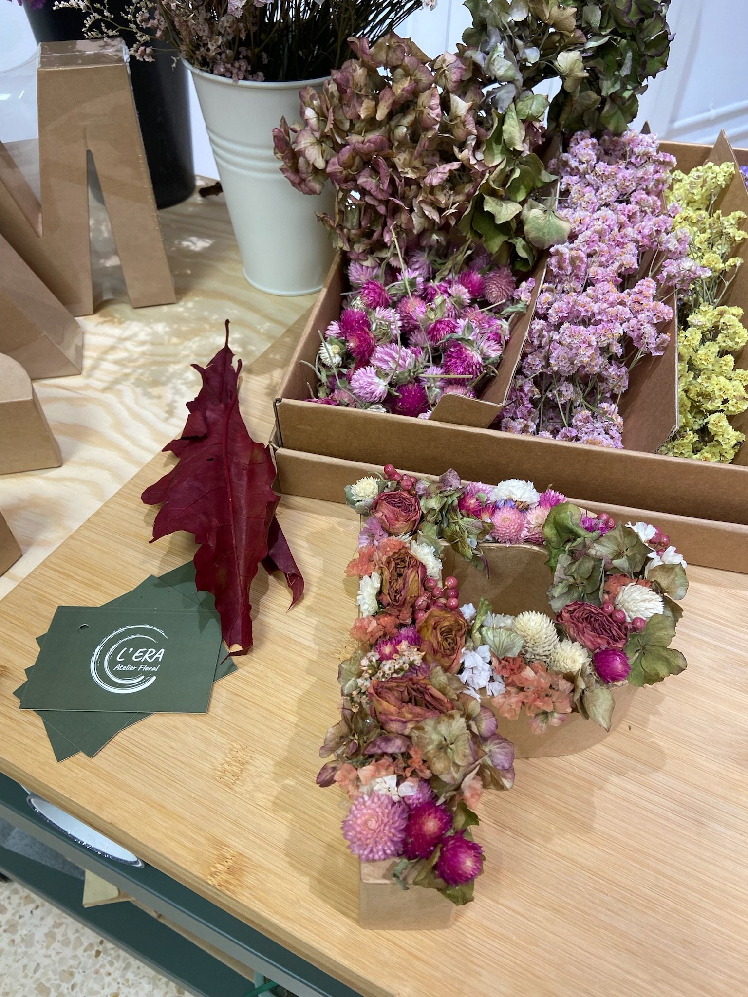 Inicial Floral & Summer Drinks - Taller de Inicial Floral – Crea tu letra con flores y mucho estilo - L' Era Atelier Floral Inicial Floral & Summer Drinks - Taller de Inicial Floral – Crea tu letra con flores y mucho estilo - Imagen 4