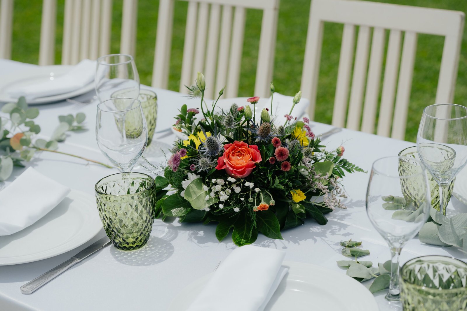 Centro Floral Mediterráneo & Summer Drinks en Sant Cugat del Vallès - L' Era Atelier Floral Beautiful outdoor table setting with vibrant floral centerpiece, ideal for weddings or events.